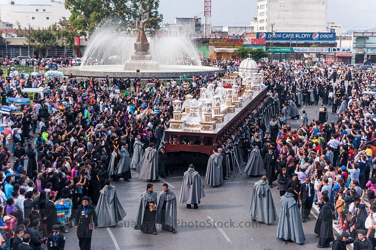 Anda la Consagrada Imagen del Cristo Yacente de El Calvario