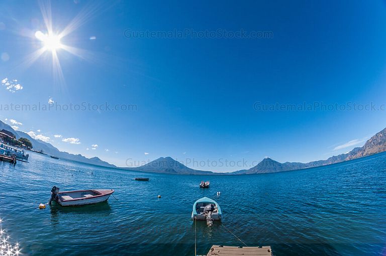 Muelle de Panajachel y Lago de Atitlán