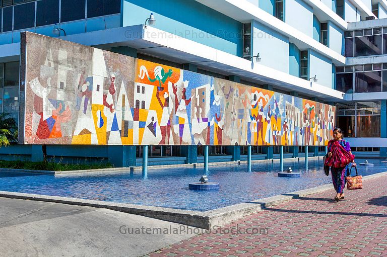 Mural en el edificio del IGSS