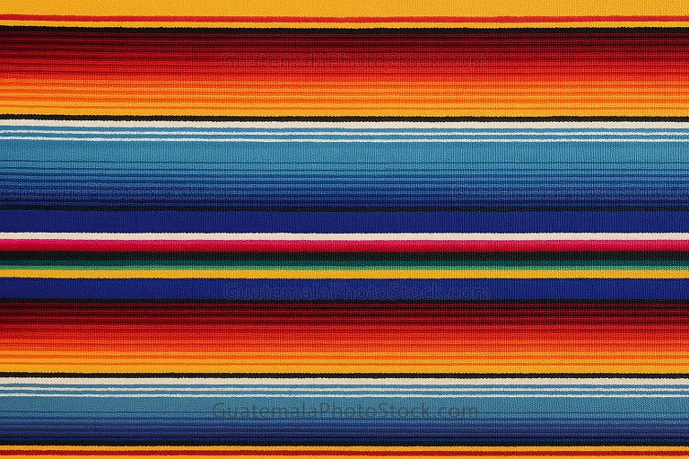 Textil tradicional multicolor con franjas horizontales vibrantes