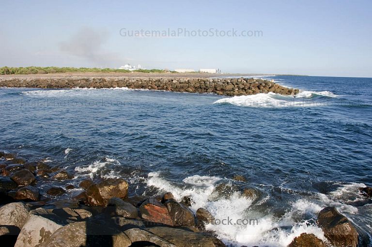 Estero y rompeolas en el Puerto de San José