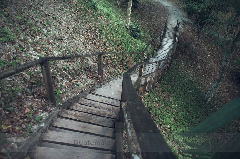 Escalinata moderna en Yaxhá