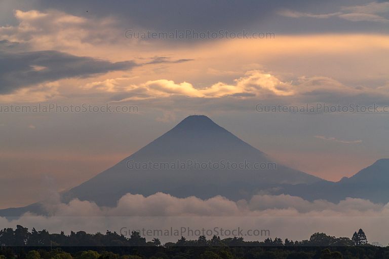 Volcán de agua entre nubes