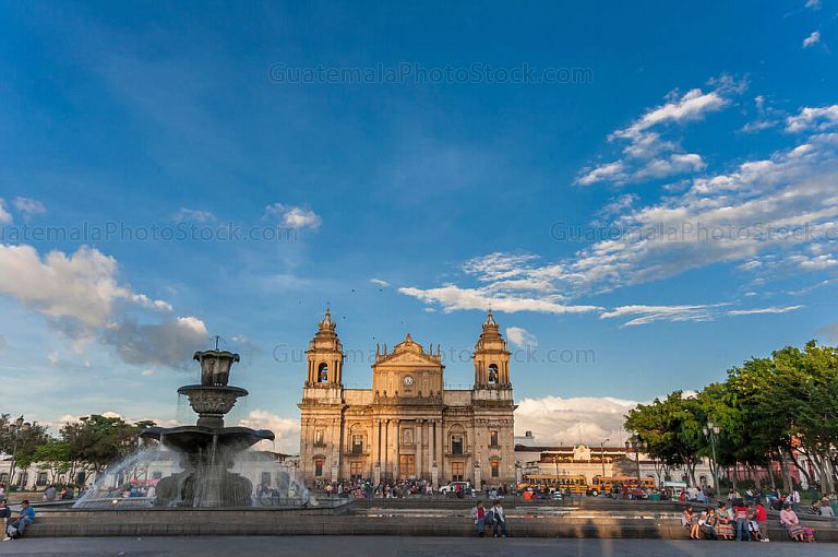 Atardecer en la Plaza Central y Catedral Metropolitana