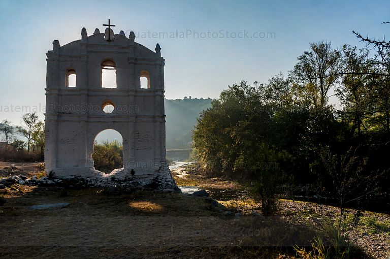 Ruina de la fachada del templo de Pueblo Viejo, San Sebastian