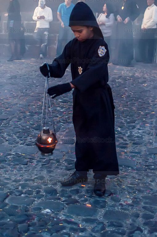 Incensando el camino de la procesión de la Soledad