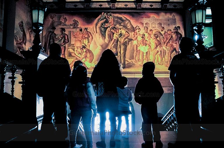Turistas visitando el Palacio Nacional de la Cultura