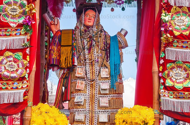 Imagen católica durante procesión en Chichicastenango
