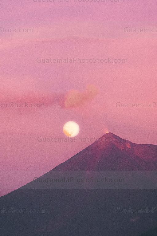 Eclipse total de luna y volcán de Pacaya