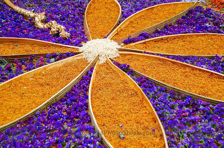 Detalle de Alfombra de aserrín y flores