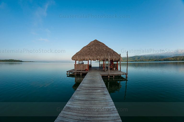 Muelle en la playa El Remate en el Lago Petén Itzá