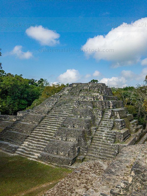 Piramide de Yaxhá, Petén