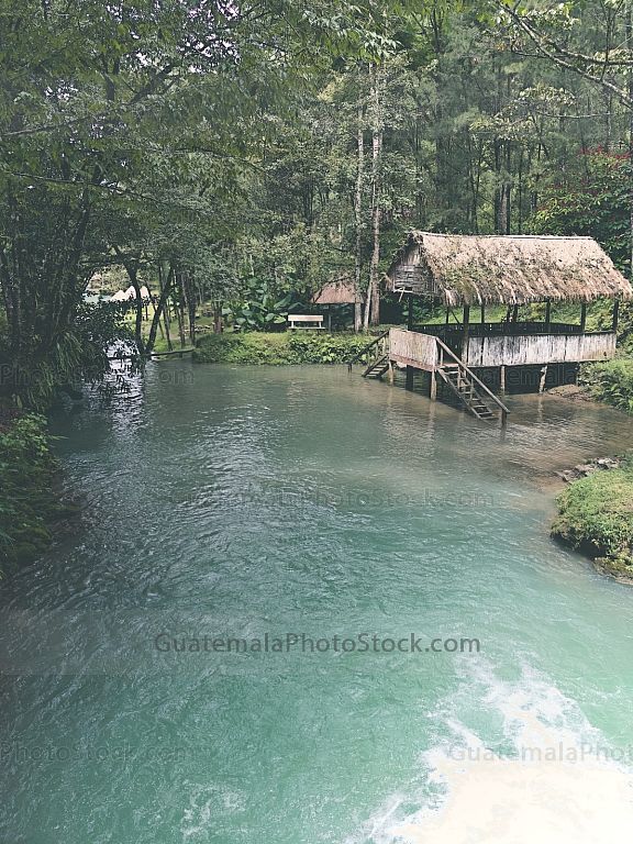 Río en las Cuevas del Rey Marcos