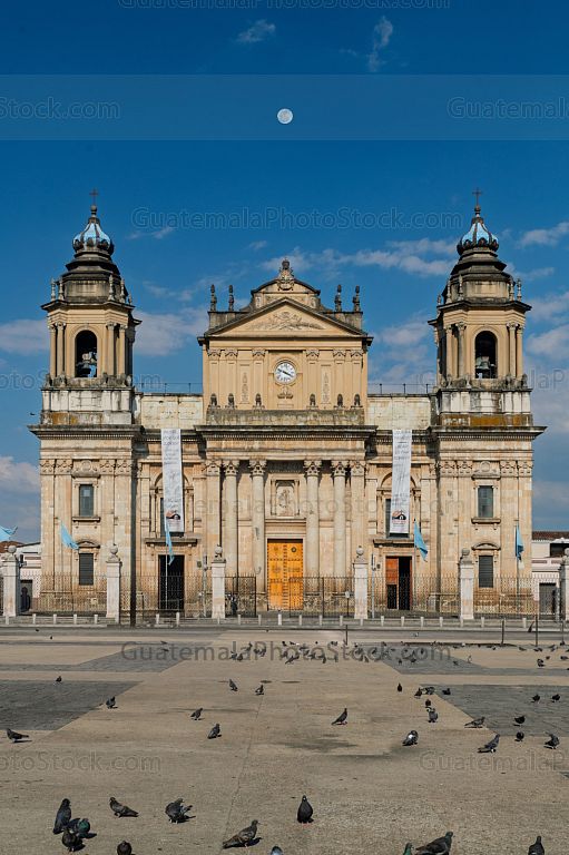 Catedral Bicentenaria coronada por la luna llena
