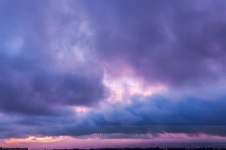 Atardecer sobre la cadena volcánica central