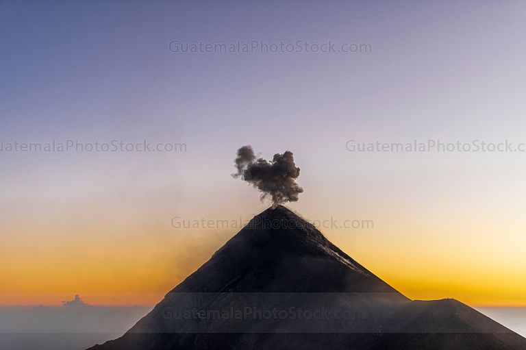 Erupción del Volcán de Fuego al Atardecer