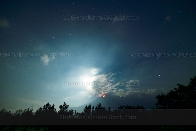 Noche de luna y lava
