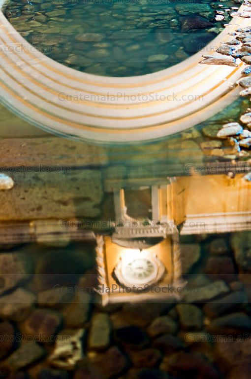 Reflejo del arco de Santa Catalina