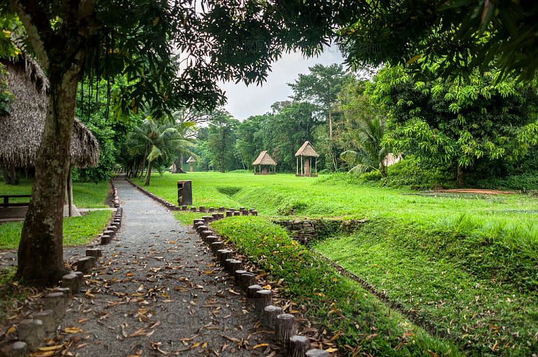 Sendero hacia la Gran Plaza de Quiriguá