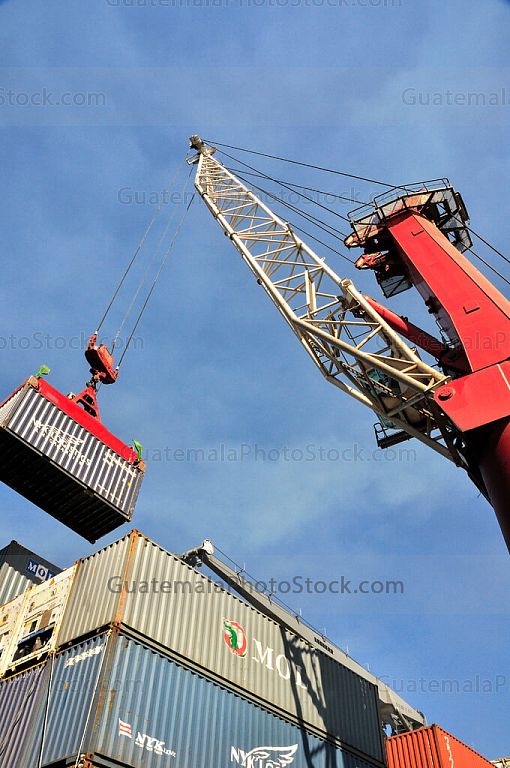 Descarga de contenedores en Puerto Quetzal