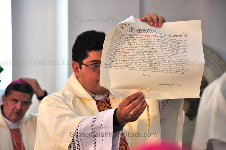 Lectura del nombramiento de Monseñor Oscar Julio Vian Morales, sbd