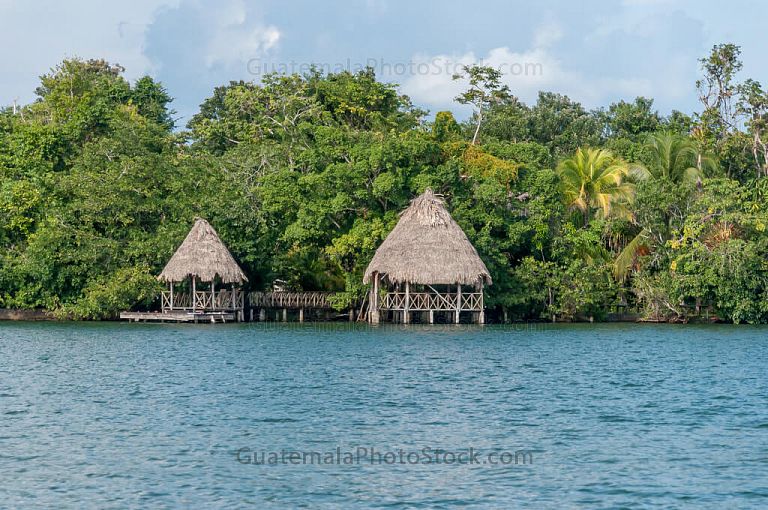 Bungalos a orillas de Río Dulce