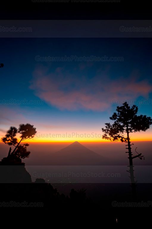 Amanecer frente al Volcán de Agua