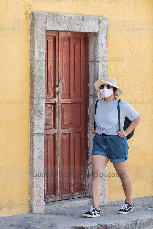 Joven turista viaja por Antigua Guatemala durante la pandemia