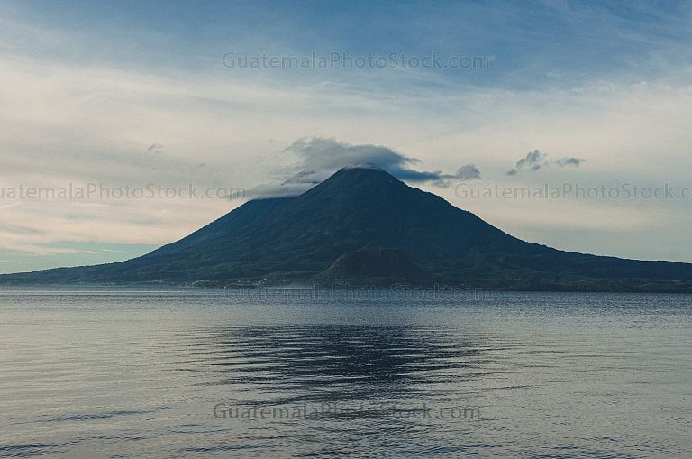 Volcán Atitlán y cerro de oro