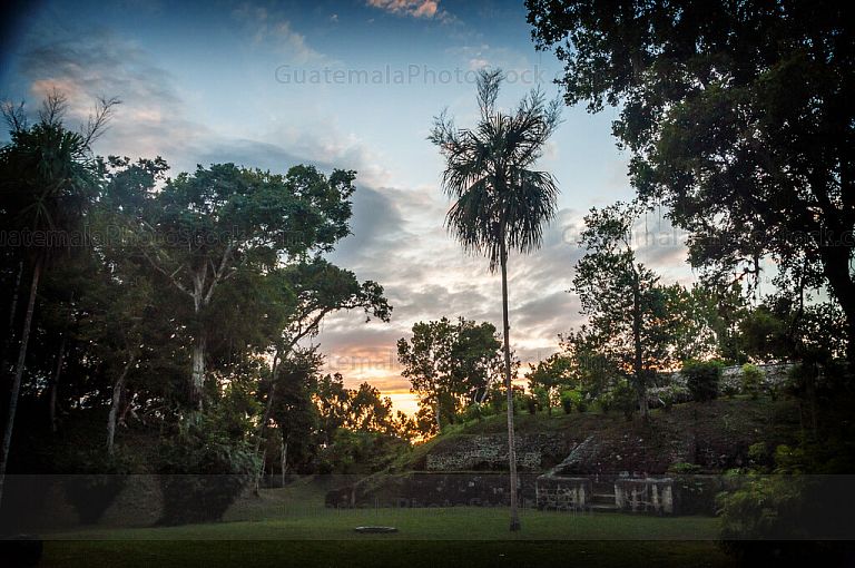 Vista al atardecer desde la plaza B de Yaxhá