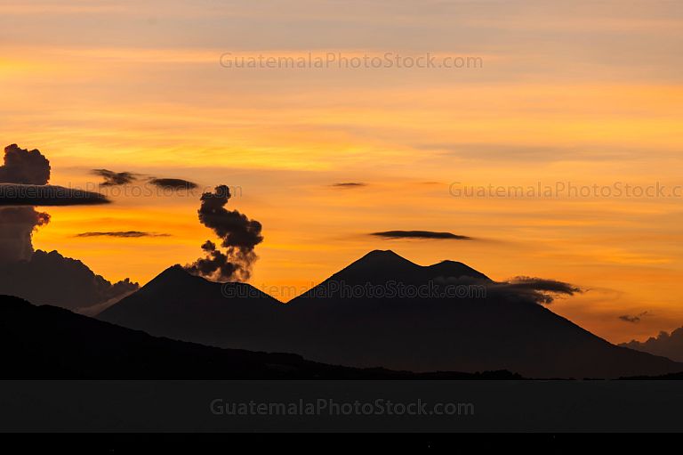 Atardecer sobre el Volcán de Fuego y Acatenango