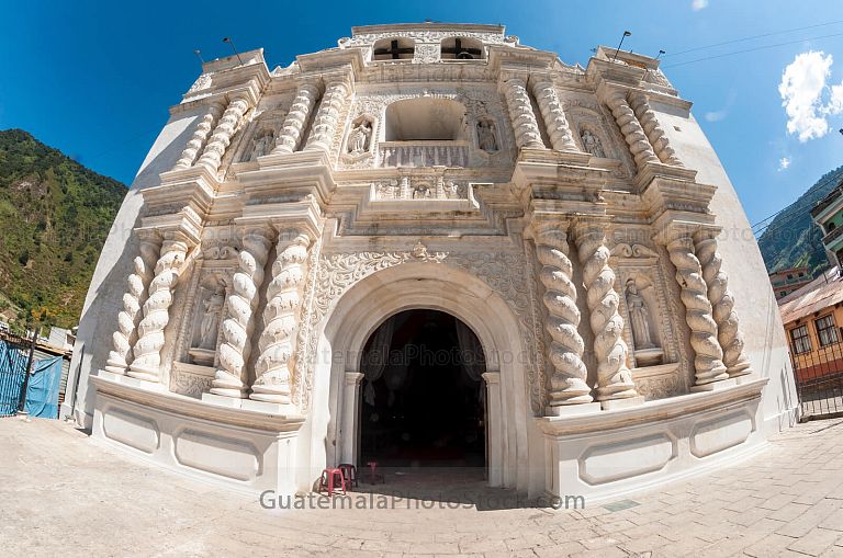 Fachada de la Iglesia de Zunil