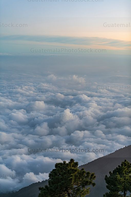 Amanecer sobre las nubes