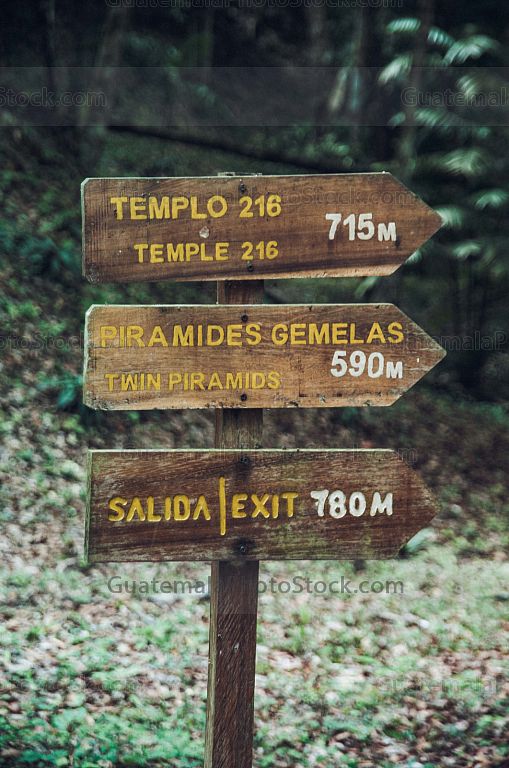 Señalización en Yaxhá