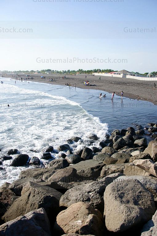 Playa y rompeolas del Puerto de San José