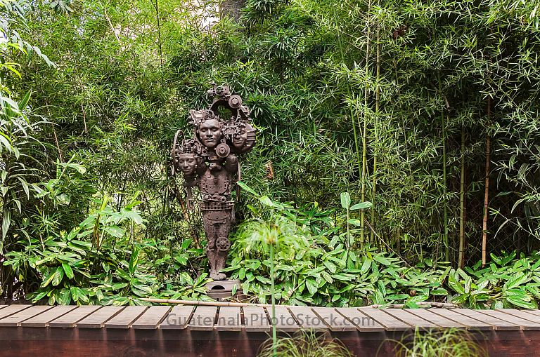 Escultura metalica en el parque Isla Aventura