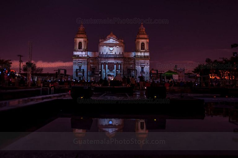 Fachada de Catedral Metropolitana iluminada por Mapping