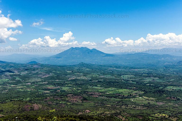 Volcán Suchitan frente al valle de Ipala