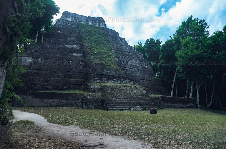 Templo 216, Templo de las manos rojas, Yaxhá