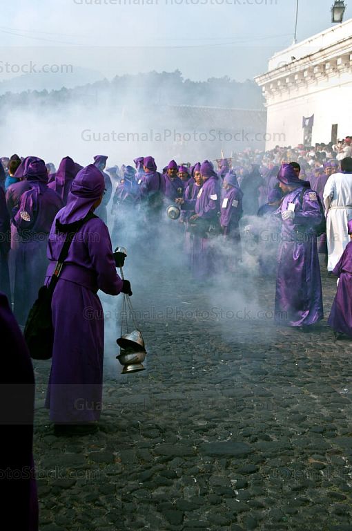 Cucuruchos incensando la via de la procesión