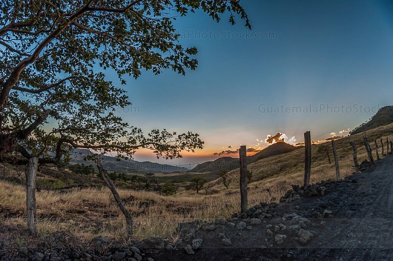 Atardecer sobre las faldas del Pacaya
