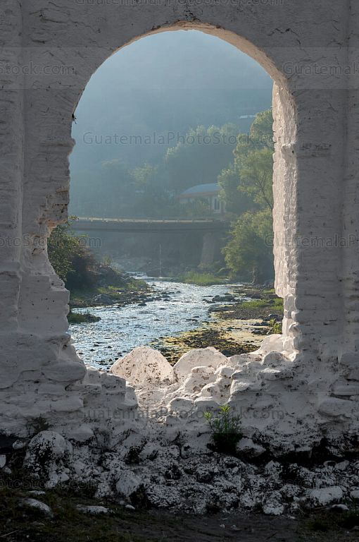 Ruina de la fachada del templo de Pueblo Viejo, San Sebastian