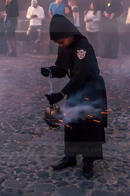 Incensando el camino de la procesión de la Soledad
