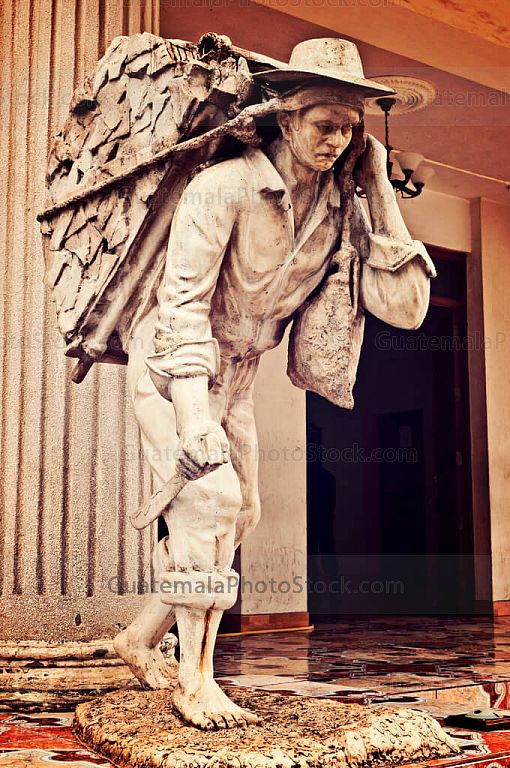 Monumento en la Municipalidad de Santo Domingo Xenacoj