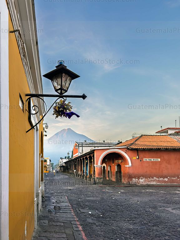 Farol colonial y Volcán de Agua al amanecer, Antigua Guatemala