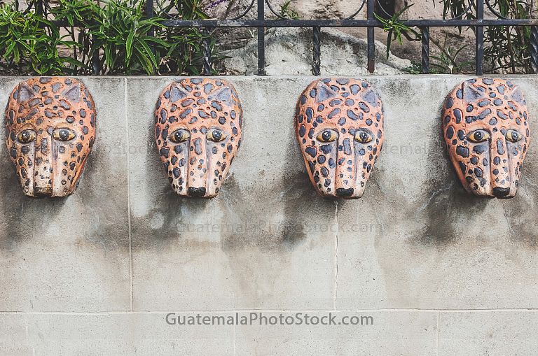 Jaguares tallados en el Parque de Totonicapán