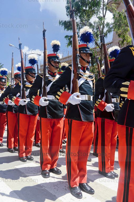 Cadetes de la Escuela Politecnica en el Desfile del 15 de septiembre
