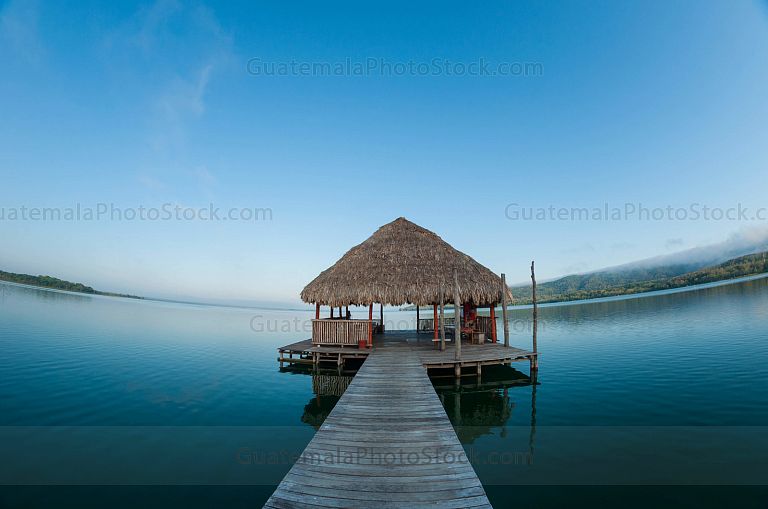 Muelle en la playa El Remate en el Lago Petén Itzá