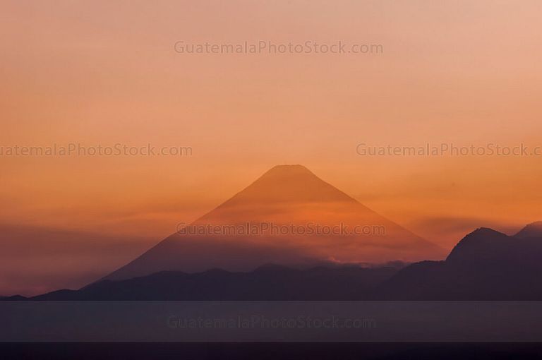 Atardecer sobre el volcán de agua