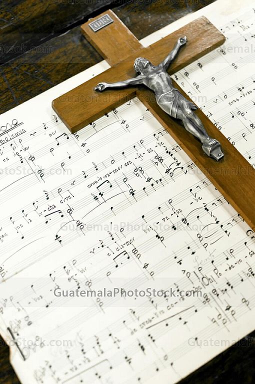 Partitura y crucifijo